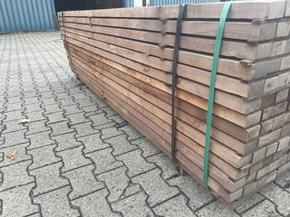 Ca. 105x Massaranduba regels fijnbezaagd, 40x60mm, lengte 250cm